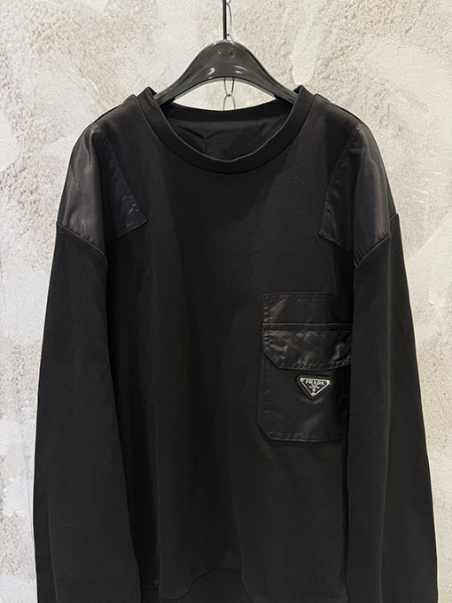 プラダ 新作 トライアングルポケット ナイロンパッチワーク スウェットシャツ