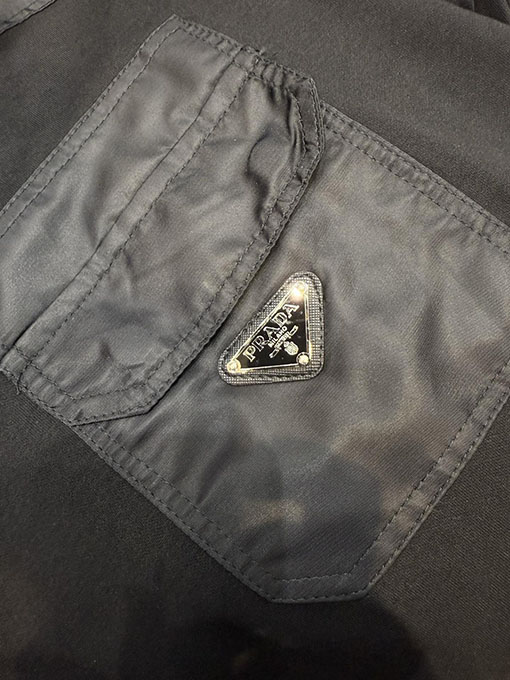 プラダ 新作 トライアングルポケット ナイロンパッチワーク スウェットシャツ