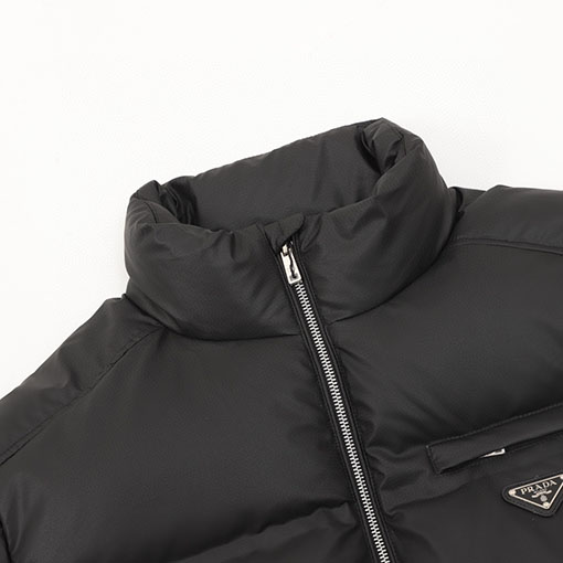 プラダ レザーエナメルロゴスタンドカラーダウンジャケット