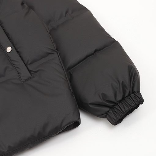 プラダ レザーエナメルロゴスタンドカラーダウンジャケット