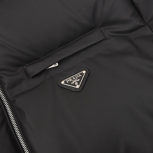 プラダ レザーエナメルロゴスタンドカラーダウンジャケット