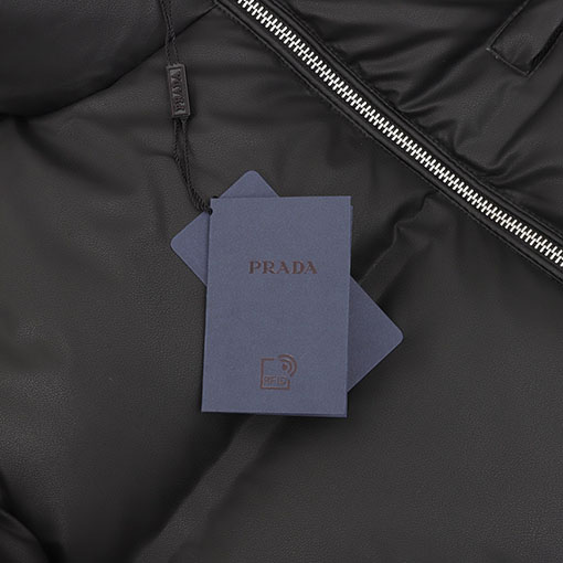 プラダ レザーエナメルロゴスタンドカラーダウンジャケット