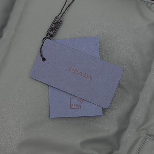プラダ レザーエナメルロゴスタンドカラーダウンジャケット