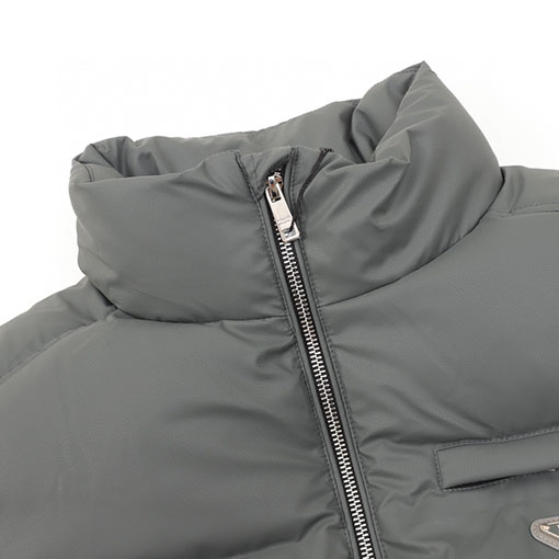 プラダ レザーエナメルロゴスタンドカラーダウンジャケット