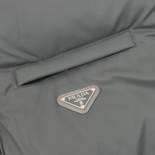 プラダ レザーエナメルロゴスタンドカラーダウンジャケット