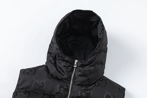 グッチコピー Gロゴが全面にあしらわれた黒のフード付きダウンベスト