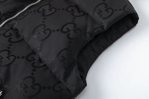 グッチコピー Gロゴが全面にあしらわれた黒のフード付きダウンベスト