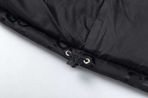 グッチコピー Gロゴが全面にあしらわれた黒のフード付きダウンベスト