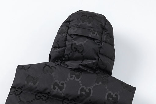 グッチコピー Gロゴが全面にあしらわれた黒のフード付きダウンベスト