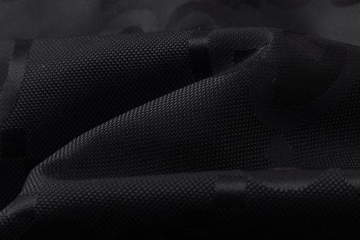 グッチコピー Gロゴが全面にあしらわれた黒のフード付きダウンベスト