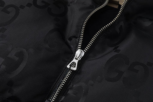 グッチコピー Gロゴが全面にあしらわれた黒のフード付きダウンベスト