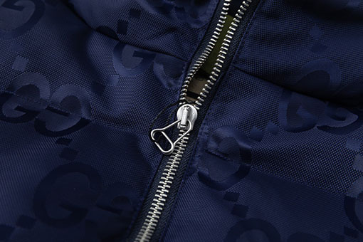 グッチコピー Gロゴが全面にあしらわれた黒のフード付きダウンベスト