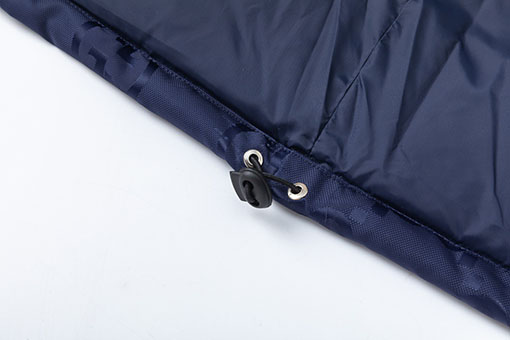 グッチコピー Gロゴが全面にあしらわれた黒のフード付きダウンベスト