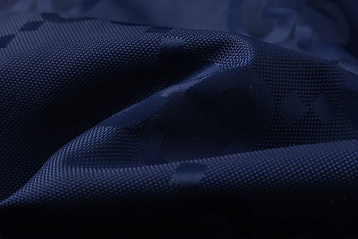 グッチコピー Gロゴが全面にあしらわれた黒のフード付きダウンベスト