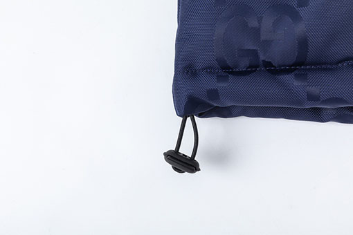 グッチコピー Gロゴが全面にあしらわれた黒のフード付きダウンベスト