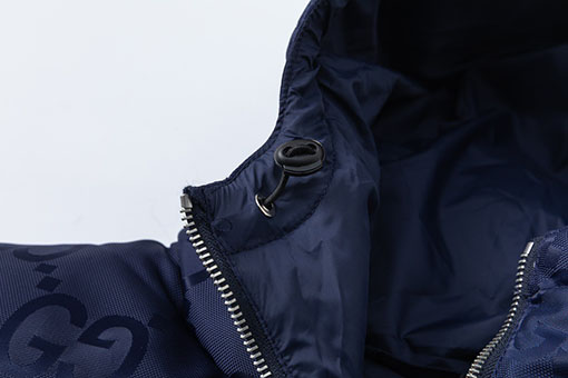 グッチコピー Gロゴが全面にあしらわれた黒のフード付きダウンベスト