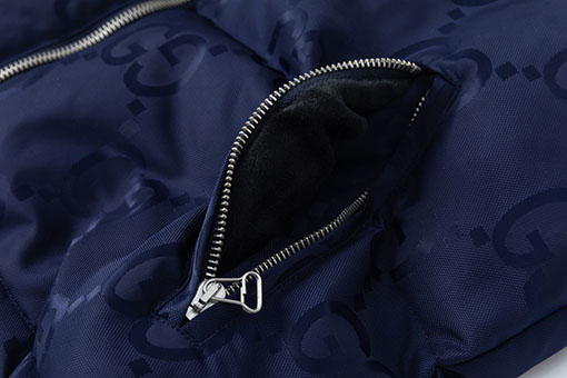 グッチコピー Gロゴが全面にあしらわれた黒のフード付きダウンベスト