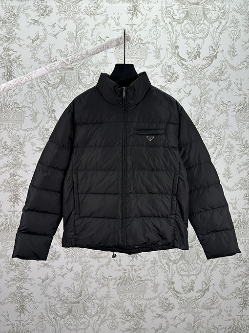 プラダスーパーコピー 新作の長袖ジップアップダウンジャケット