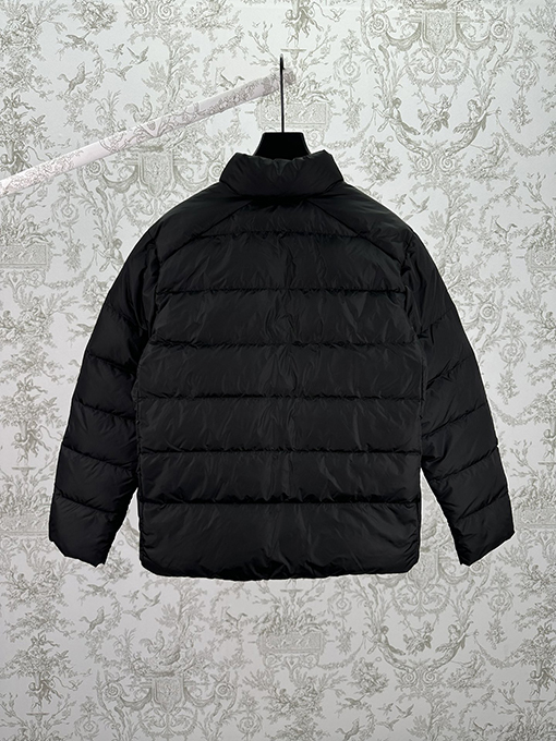 プラダスーパーコピー 新作の長袖ジップアップダウンジャケット