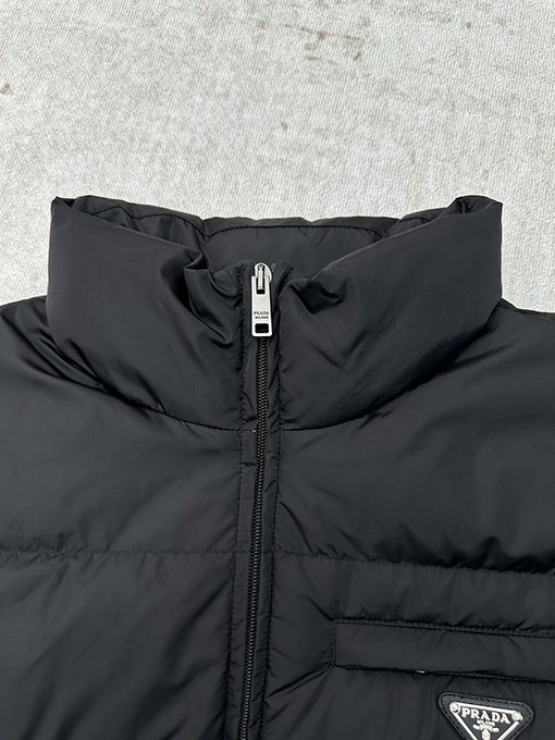 プラダスーパーコピー 新作の長袖ジップアップダウンジャケット
