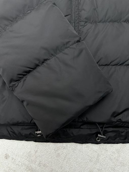 プラダスーパーコピー 新作の長袖ジップアップダウンジャケット