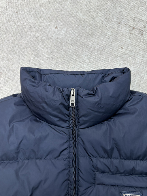 プラダスーパーコピー 新作の長袖ジップアップダウンジャケット