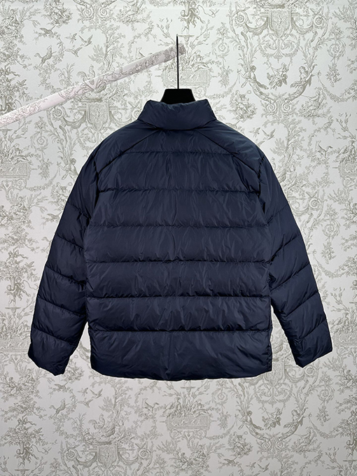 プラダスーパーコピー 新作の長袖ジップアップダウンジャケット