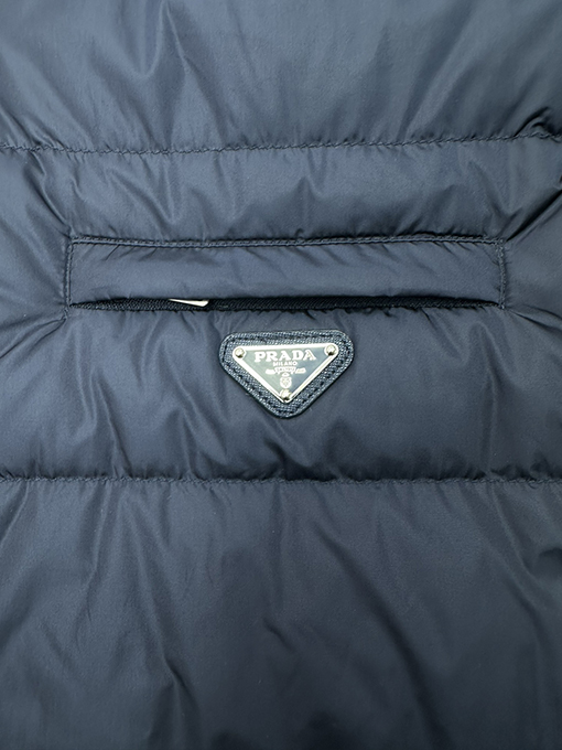 プラダスーパーコピー 新作の長袖ジップアップダウンジャケット