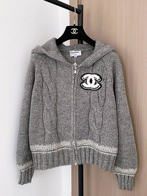 シャネル 新しいロゴ柄カーディガン