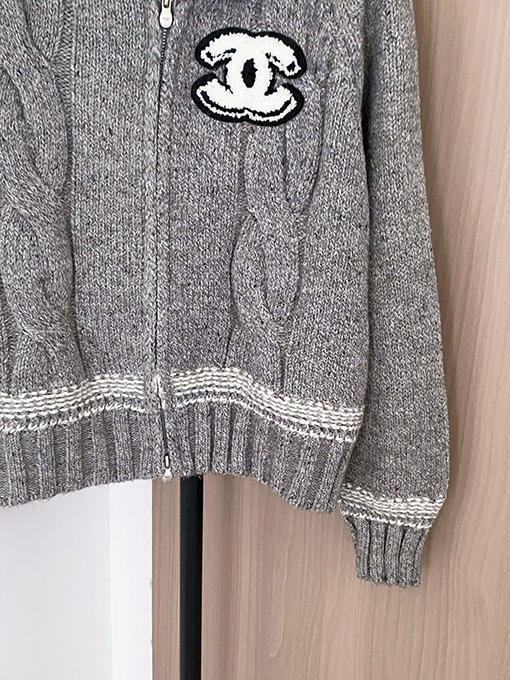 シャネル 新しいロゴ柄カーディガン