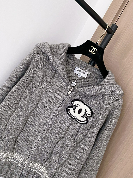 シャネル 新しいロゴ柄カーディガン