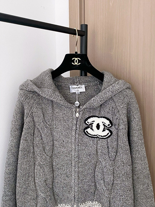 シャネル 新しいロゴ柄カーディガン