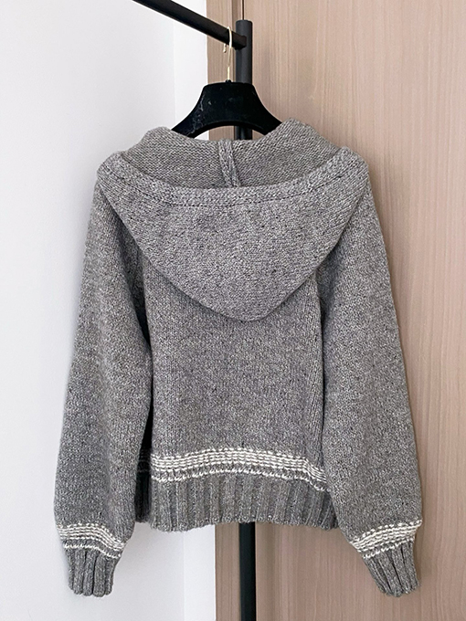 シャネル 新しいロゴ柄カーディガン