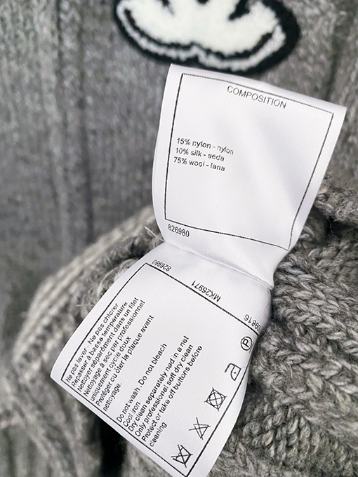 シャネル 新しいロゴ柄カーディガン