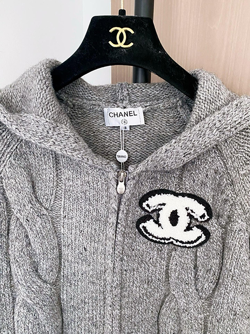 シャネル 新しいロゴ柄カーディガン