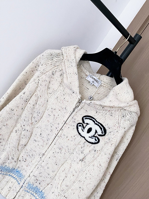 シャネル 新しいロゴ柄カーディガン