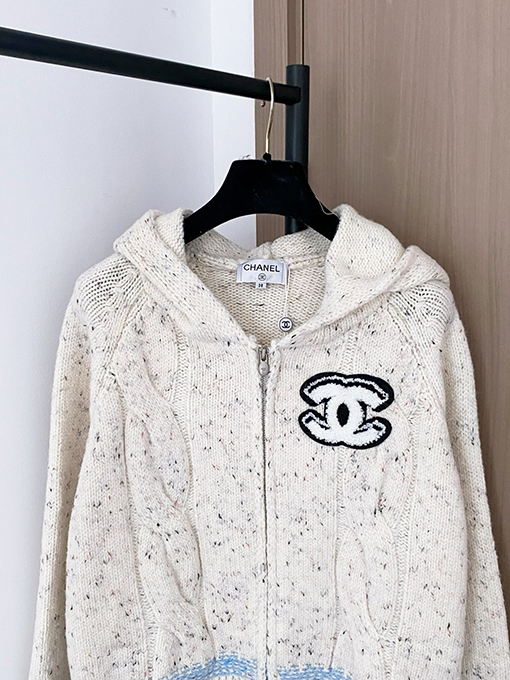 シャネル 新しいロゴ柄カーディガン