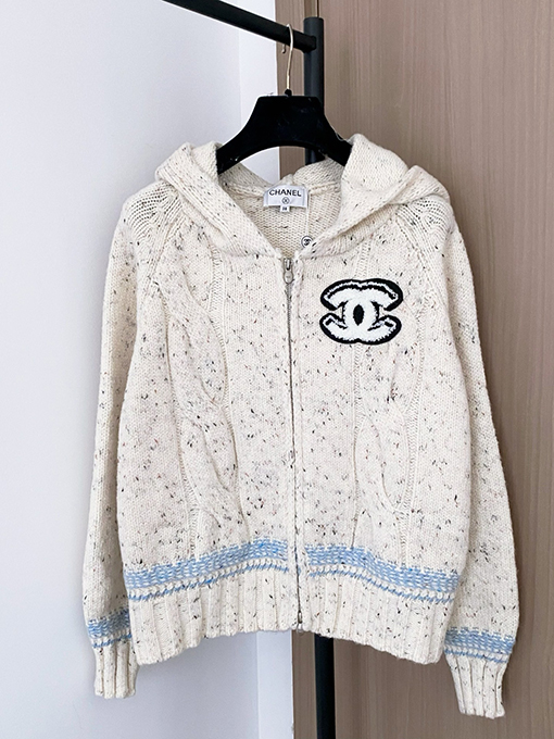 シャネル 新しいロゴ柄カーディガン