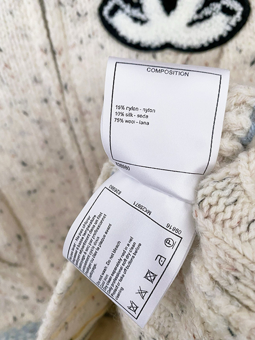 シャネル 新しいロゴ柄カーディガン