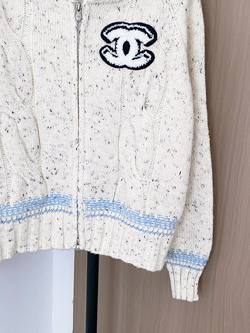 シャネル 新しいロゴ柄カーディガン