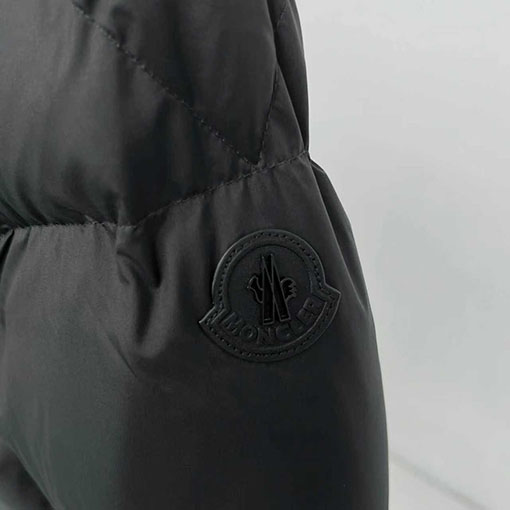 モンクレール BESBRE レザージッパーショートダウンジャケット