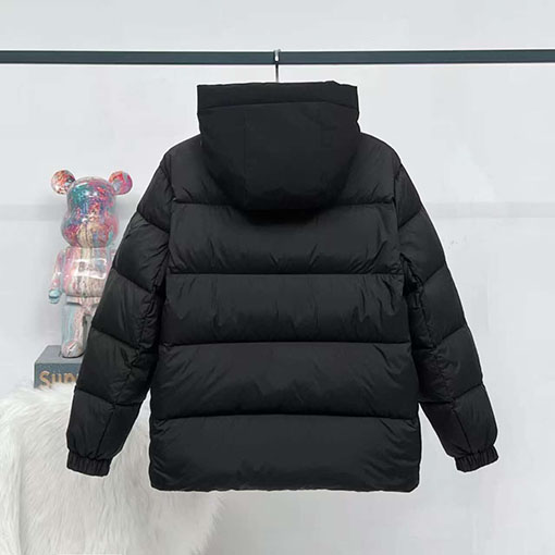 モンクレール ブラック ウォリアー アクセス コントロールエンボス レター ダウン ジャケット