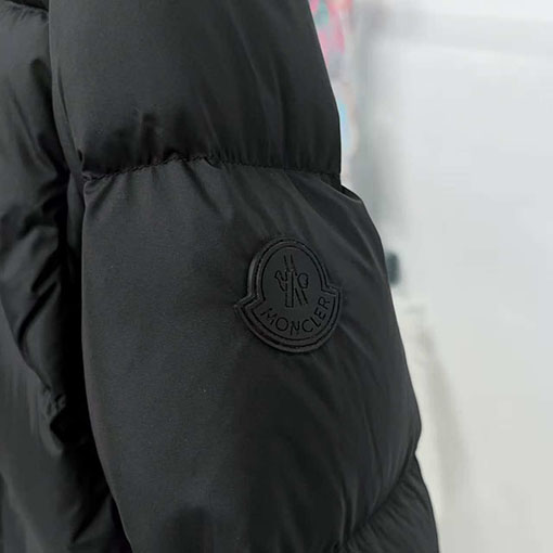 モンクレール ブラック ウォリアー アクセス コントロールエンボス レター ダウン ジャケット