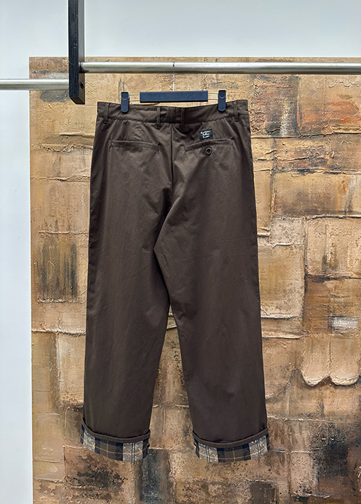 ルイヴィトンコピー ロールアップしたカジュアルパンツ