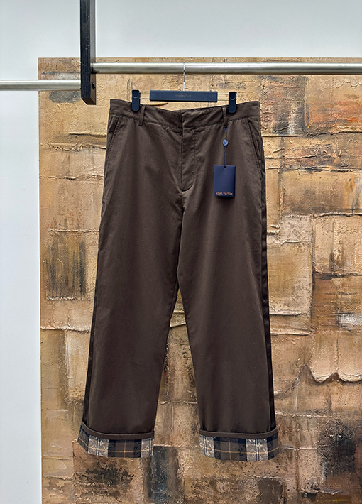 ルイヴィトンコピー ロールアップしたカジュアルパンツ