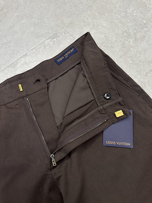 ルイヴィトンコピー ロールアップしたカジュアルパンツ