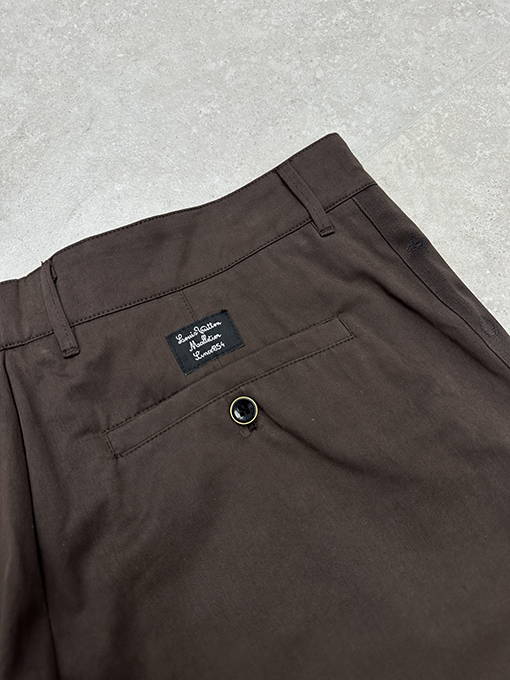 ルイヴィトンコピー ロールアップしたカジュアルパンツ