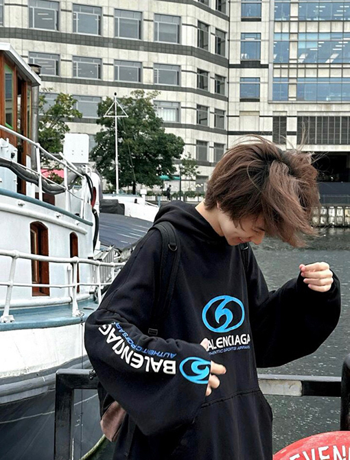 バレンシアガ Balenciaga サーフシリーズ クラックルプリント パーカー