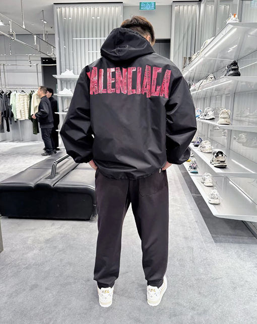 バレンシアガ ローズピンクのマスキングテープフード付きウィンドブレーカー