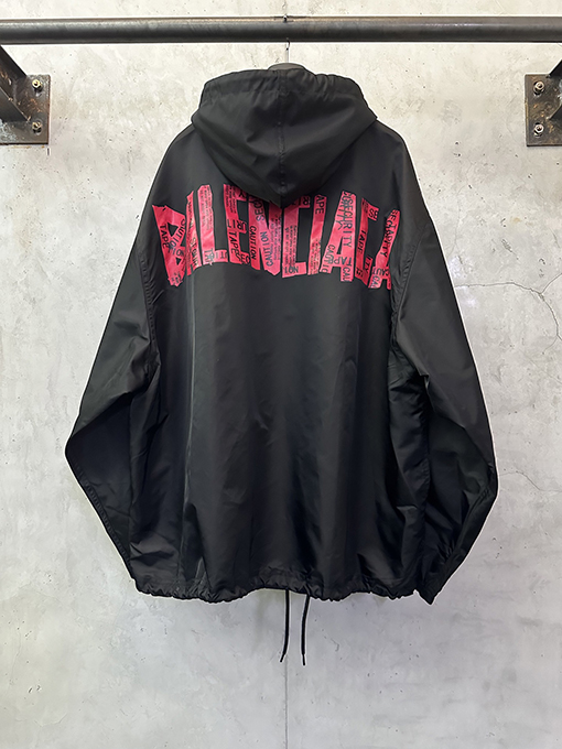 バレンシアガ ローズピンクのマスキングテープフード付きウィンドブレーカー